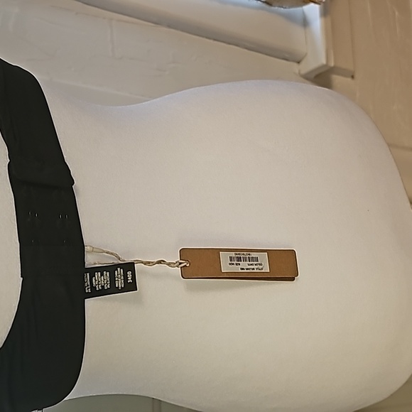 NWT, Skims weightless scoop bra - Picture 6 of 7